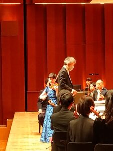 前半のベートーヴェンのVnコンチェルトを熱演される漆原朝子さんと指揮者の梅田敏明さん。